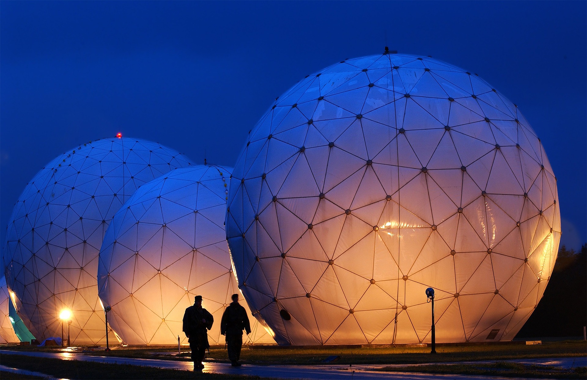 Hightech, geschützt mit Radarkuppeln «Cryptologic Operations Center» in Misawa, Japan