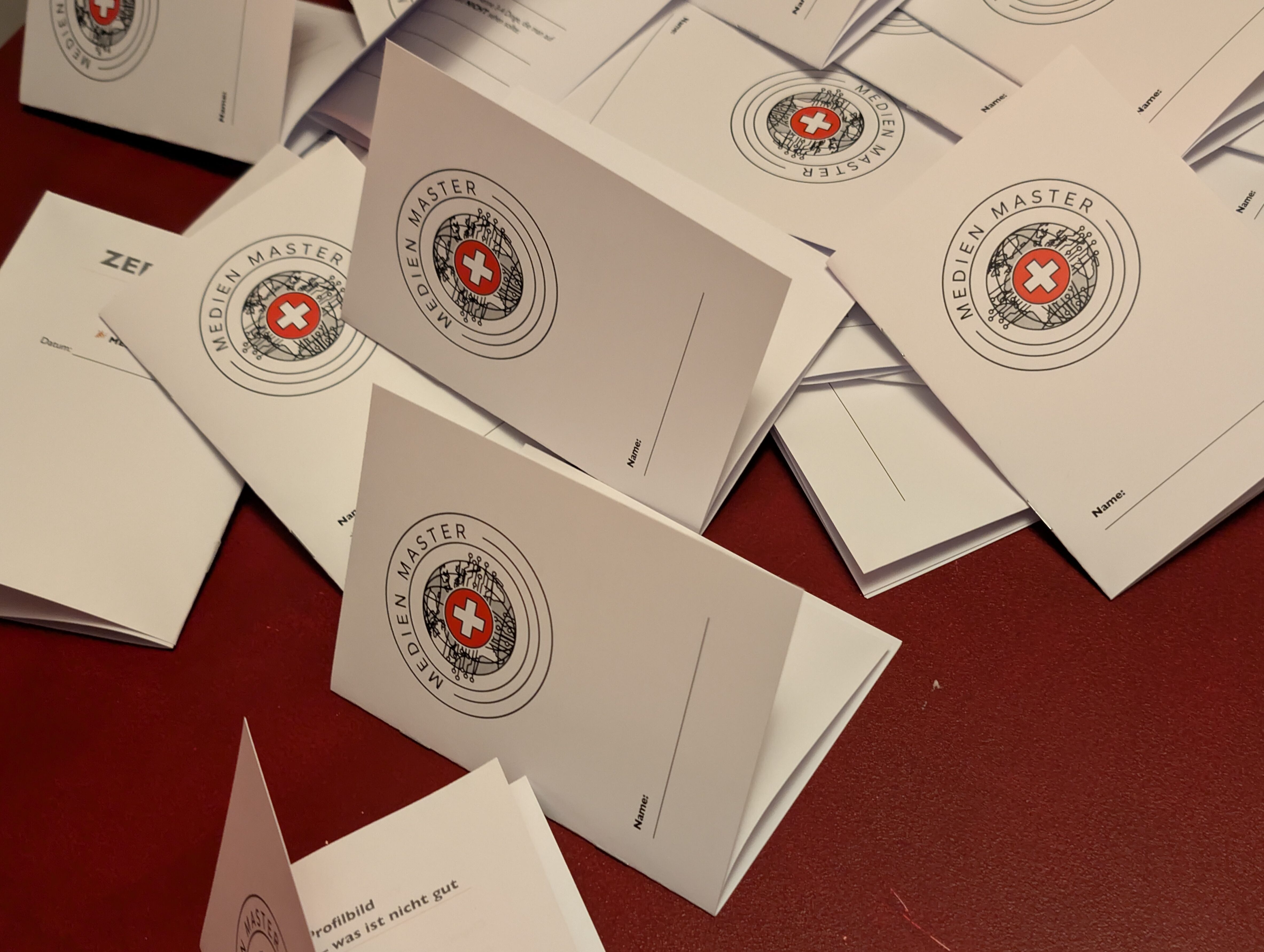Die gedruckten Medienmaster-Pässe für Schülerinnen und Schüler (5./6. Klasse), die als haptische Lernkontrolle im Kurs dienen.