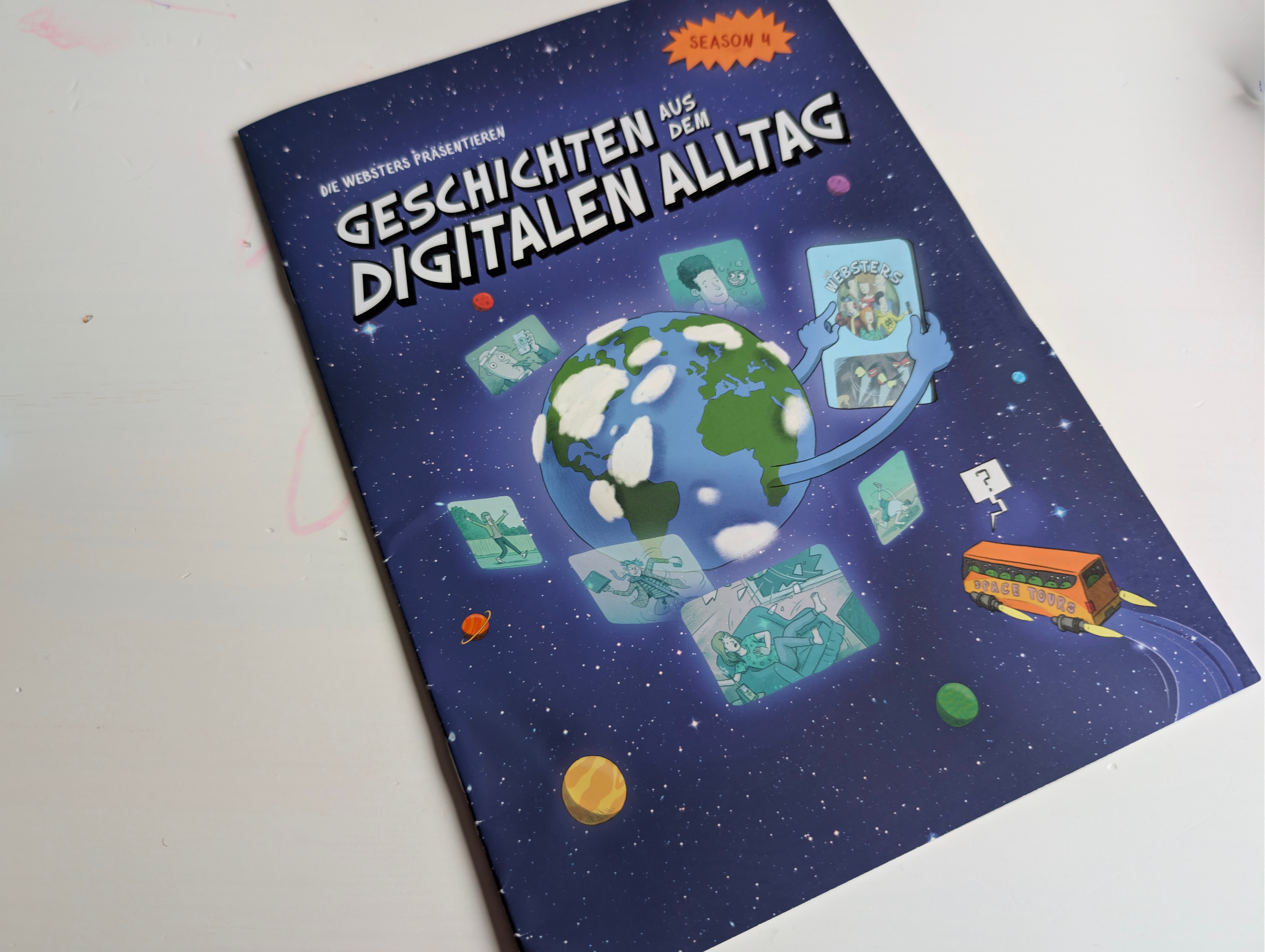 Cover des Comic-Hefts «Die Websters – Geschichten aus dem digitalen Alltag, Season 4». Illustrierte Erde im Weltraum mit digitalen Szenen.