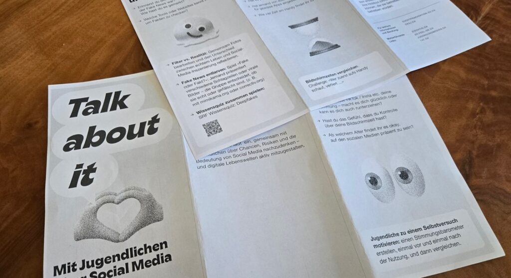 Ein aufgefächerter Papier-Flyer mit dem Titel «Talk about it – Mit Jugendlichen über Social Media sprechen», der die unlogische Aufteilung auf zwei separate Blätter zeigt.